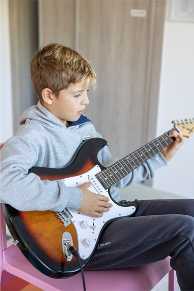 665b04957e8f7bed6b946b12 section 2 image 4 guitar 2023 03 28 22 15 47